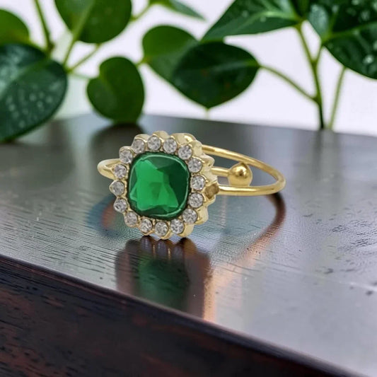 Anello Spark by AILANA JEWELRY: adjustable gold-plated stainless steel ring with a central square green stone surrounded by clear crystals.