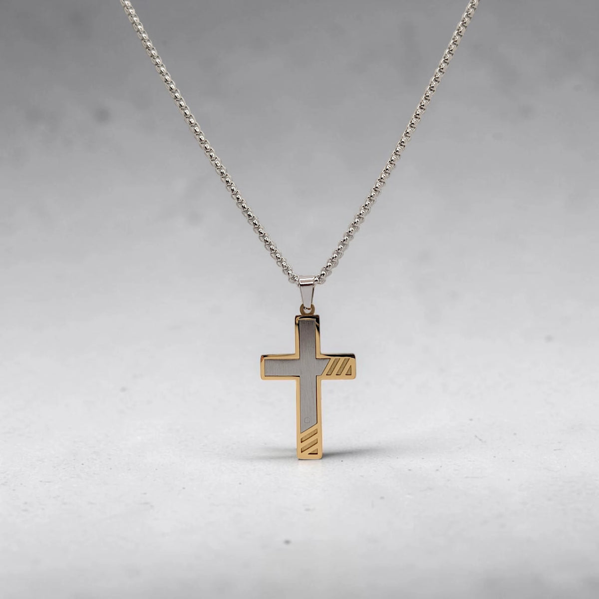 Colgante Cruz en plateado con detalles en dorado
