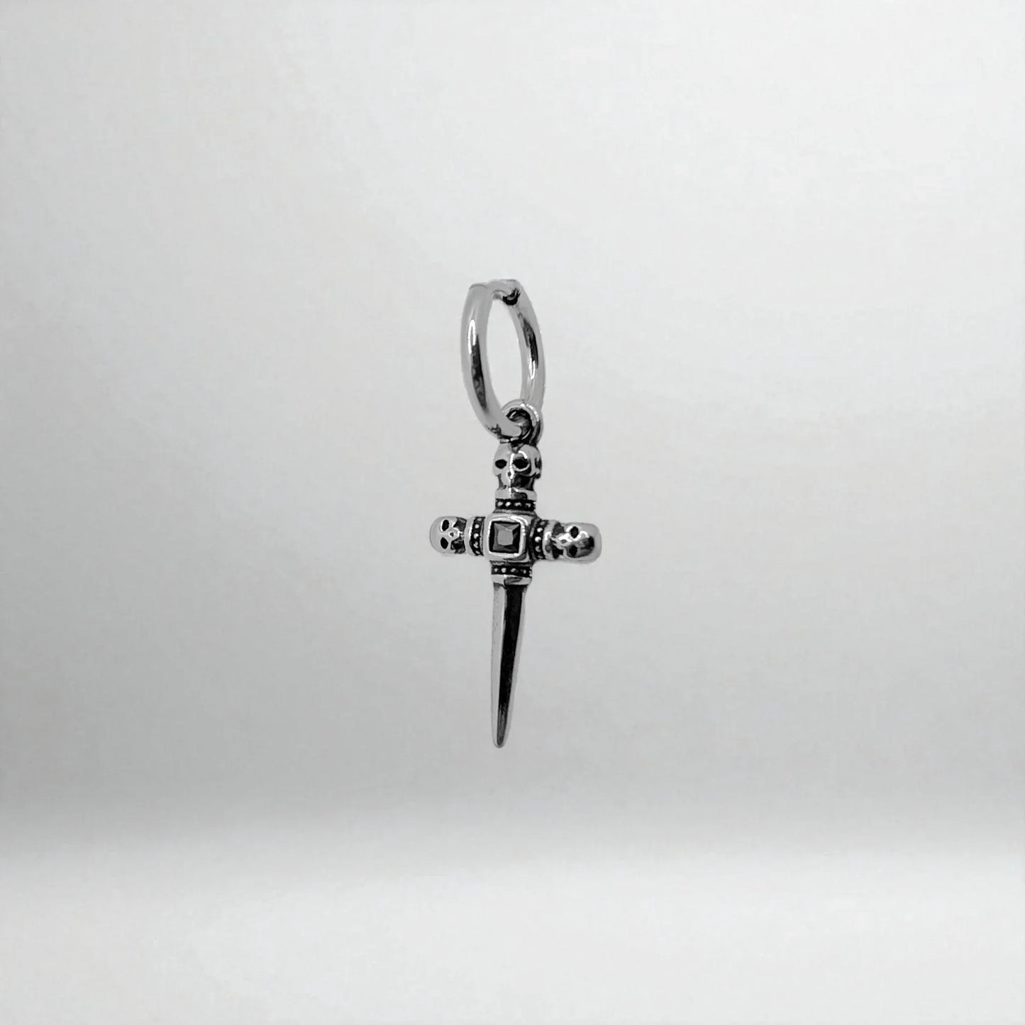 Pendiente para hombre de aros con colgante cruz