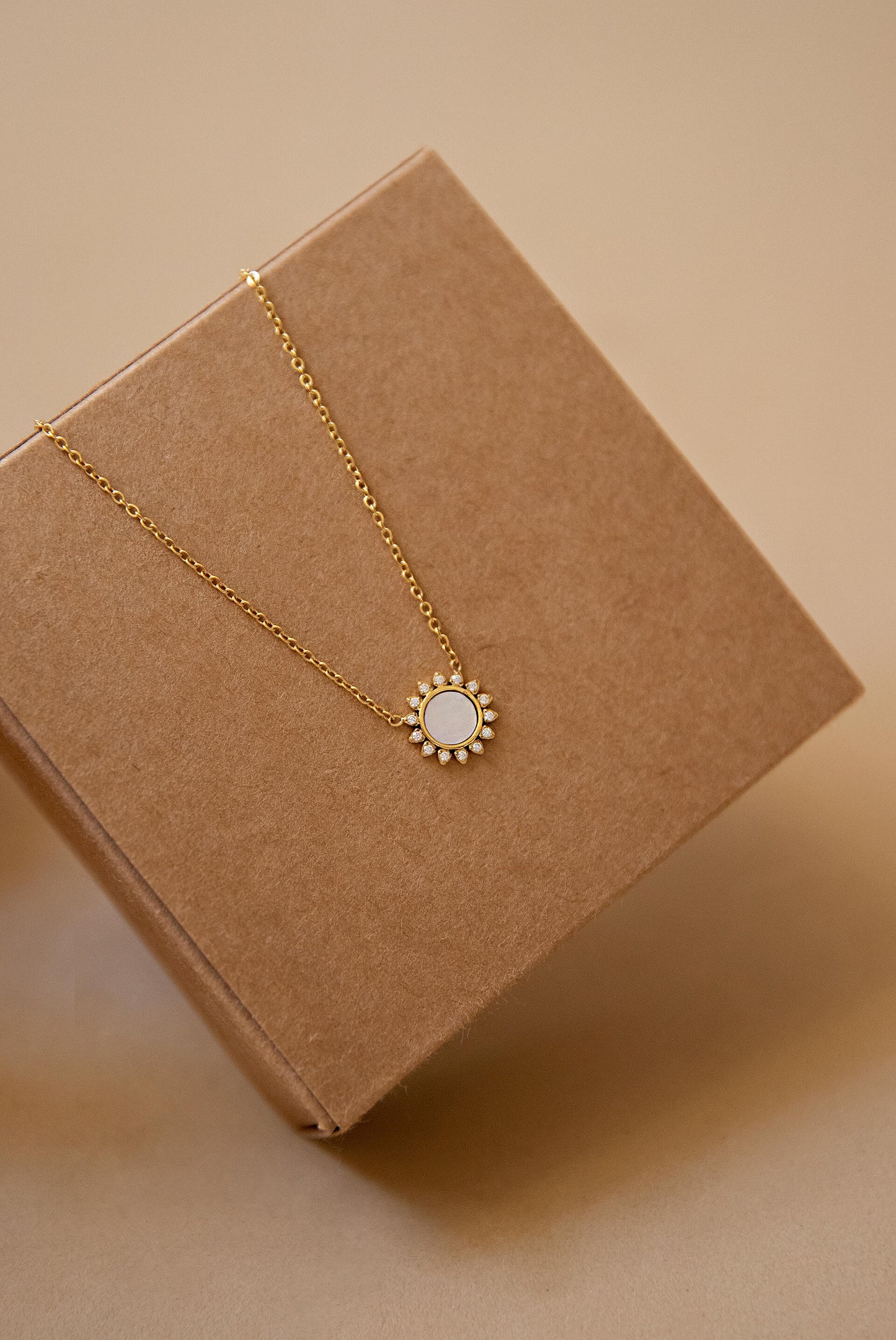 Sunny Necklace (Gold - White)